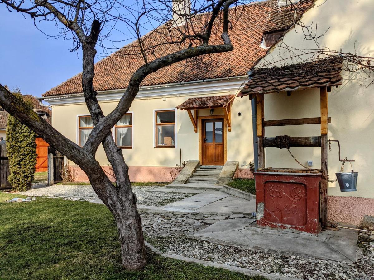 Gaestehaus Honigberg Next To The Fortified Church Of Hărman Exterior foto
