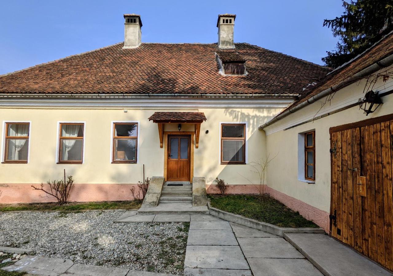 Gaestehaus Honigberg Next To The Fortified Church Of Hărman Exterior foto